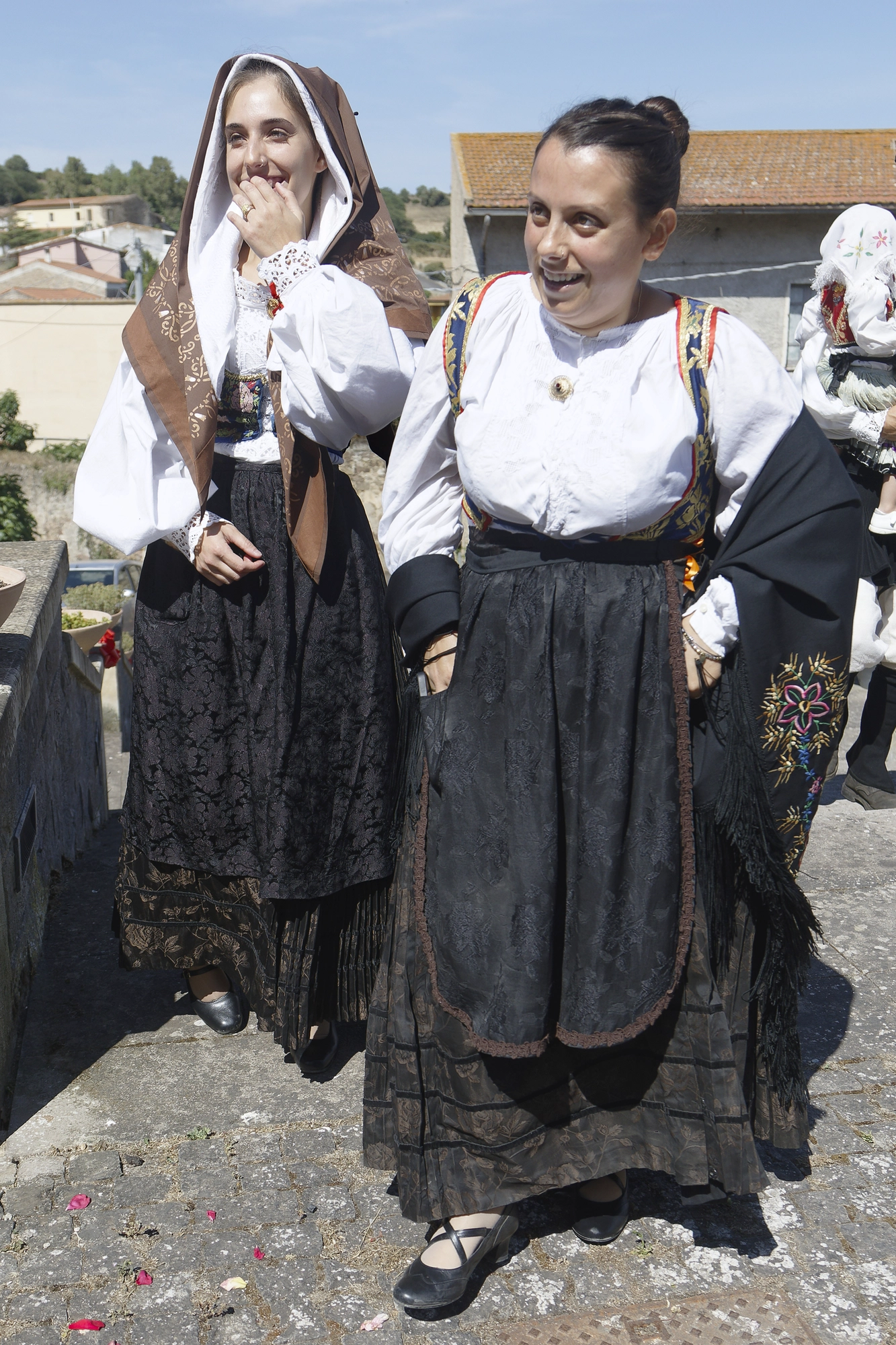 Traditionelle Tracht und Kost&uuml;m von Asuni - zwei Frauen in istiri bellu, Festtracht der Marmilla
