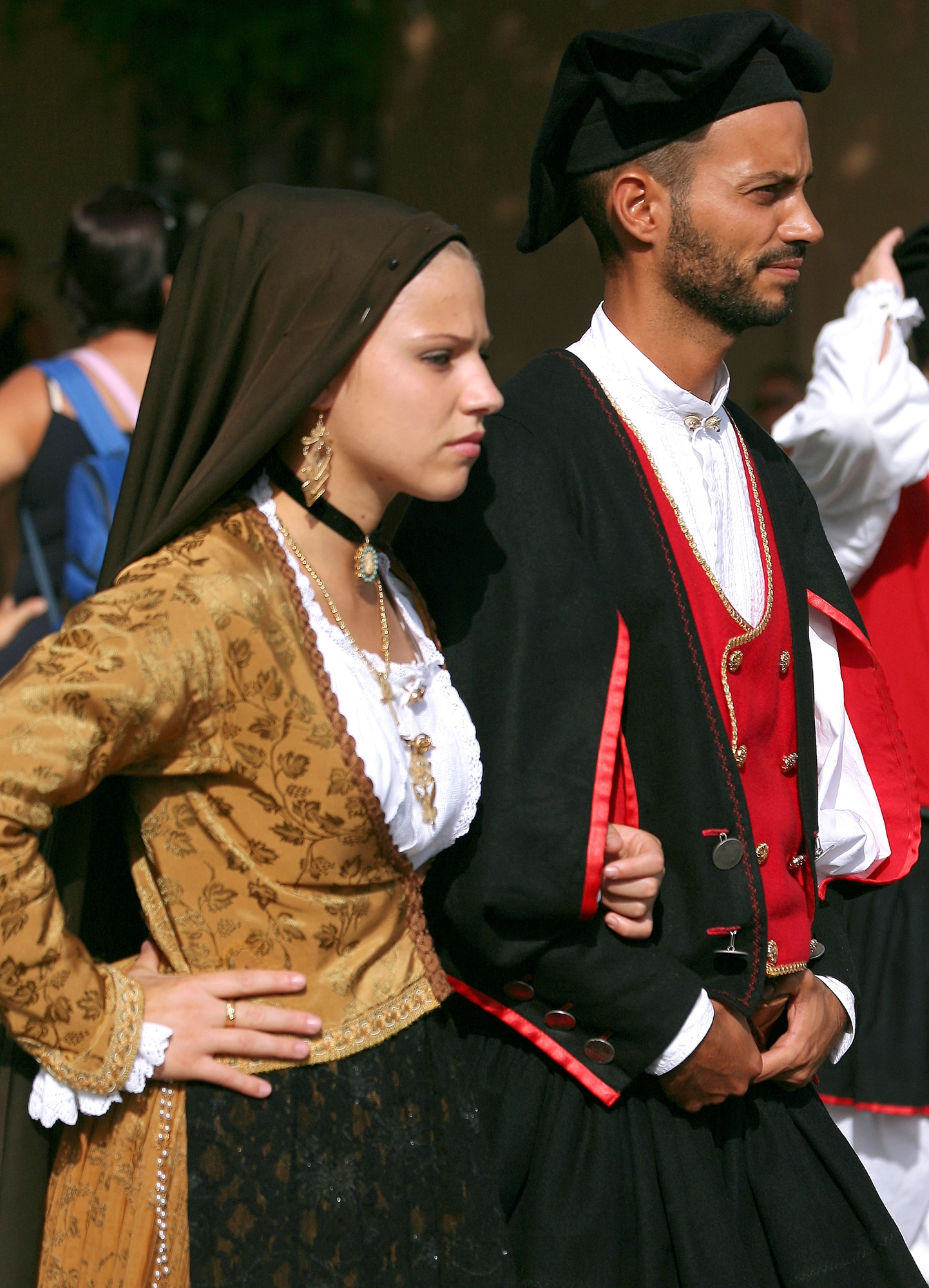 Details of the costume and dress of Barisardo - couple in traditional dress: gold gippone with black lace antaleni and black jacket with red corpettu