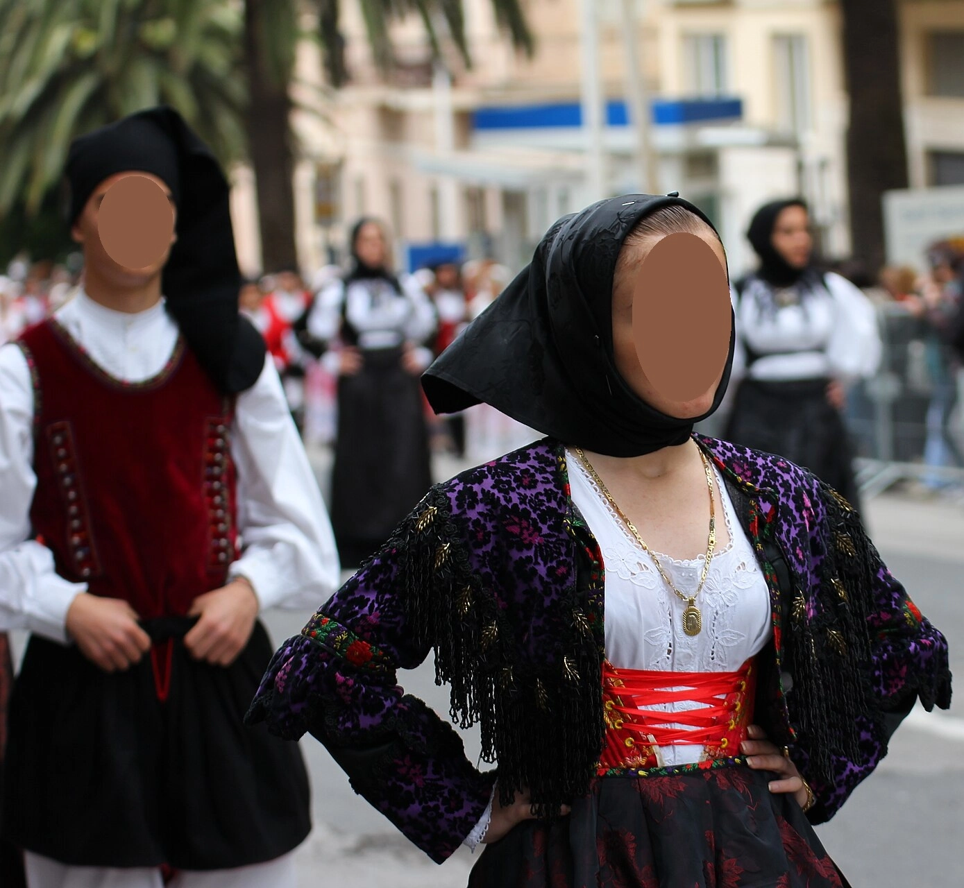 D&eacute;tails du costume de Nule - tenue f&eacute;minine festive su zippone